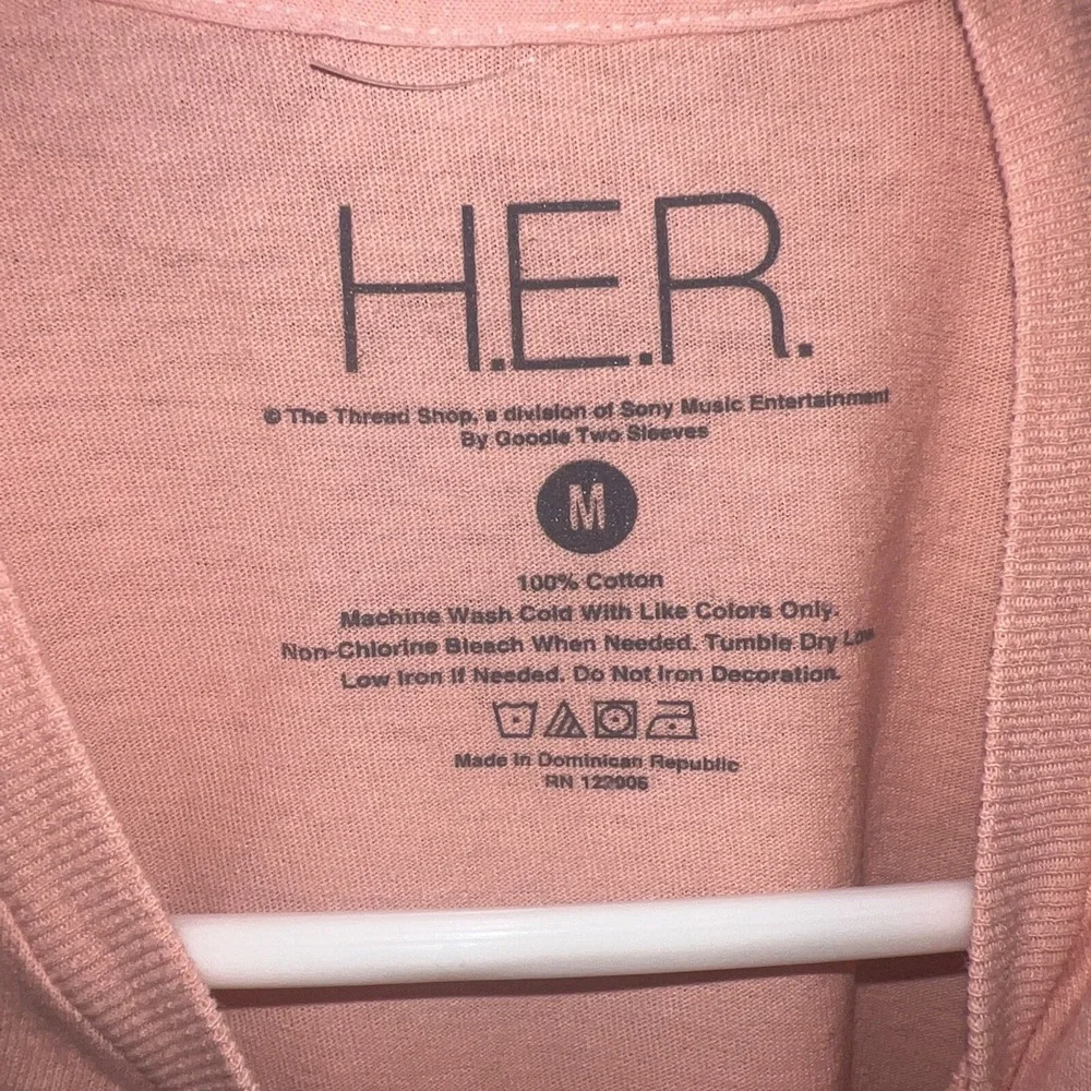H.E.R. T-Shirt Sz Med Peach R&B Music Casual‎ Tour Shirt. New without tag